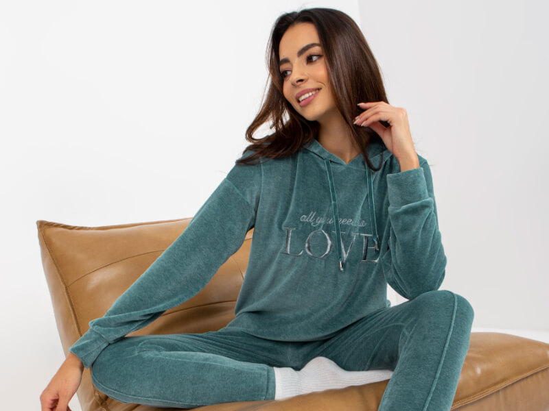 Velourspyjama – ein Modell für kühle Abende